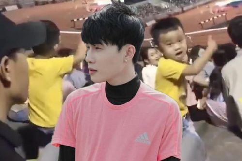 Khoảnh khắc đáng yêu: Fan nhí tan học cùng mẹ đến sân bóng, hò reo cổ vũ nhiệt tình cho 'chú Jack'