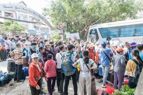 Phiên chợ giúp người nghèo về quê miền Trung ăn Tết