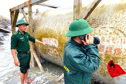 Quảng Ngãi: Phát hiện nhiều vật thể lạ trôi dạt trên biển