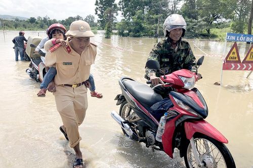 'Trắng đêm' ứng phó bão lụt