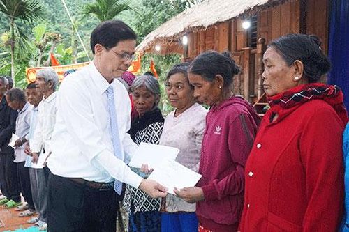 Chủ tịch UBND tỉnh Nguyễn Tấn Tuân dự ngày hội Đại đoàn kết toàn dân tộc tại Khánh Sơn