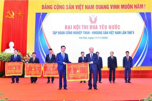 Công ty Nhôm Lâm Đồng - TKV đón nhận nhiều danh hiệu thi đua