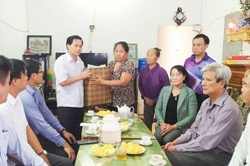Thăm hỏi gia đình nạn nhân bị tai nạn giao thông