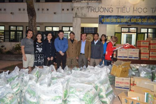 Hỗ trợ 1.937 suất khắc phục hậu quả bão lũ cho các trường học ở huyện Đakrông và Hướng Hóa