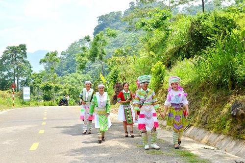 Người Mông thôn Nà Pin giữ gìn trang phục truyền thống