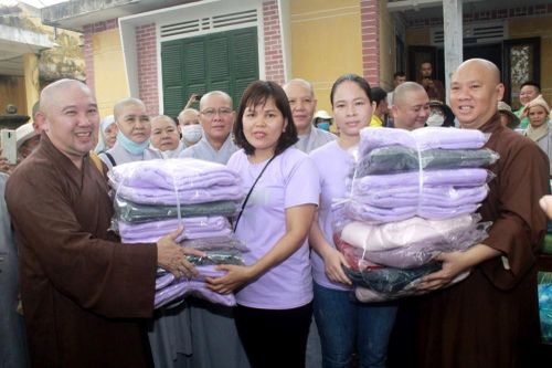 Tặng quà đến đồng bào, giải cứu xe máy vùng lũ