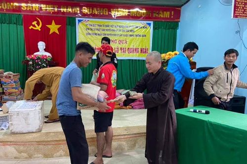 Quảng Ngãi : Chùa Kim Quang hỗ trợ bà con vượt thiên tai