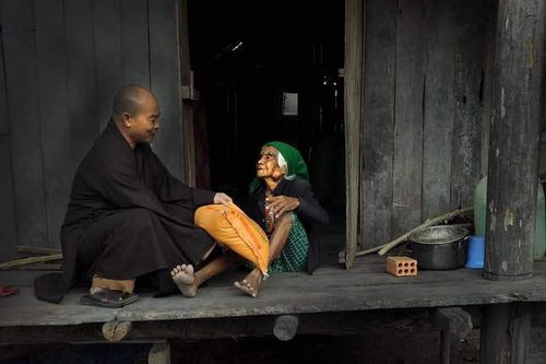 Nhiều chùa, Phật tử các nơi chia sẻ với người dân vùng bão lũ