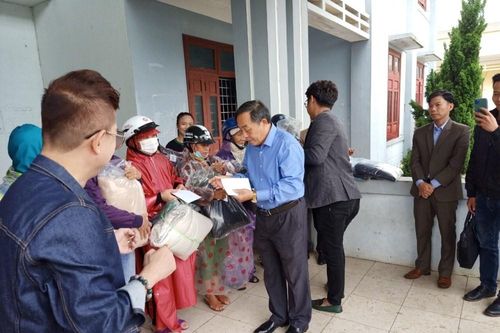 Trao 2.000 suất quà cho người dân vùng lũ tại miền Trung