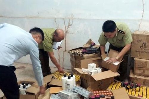 Quảng Ninh: Bắt giữ lượng lớn mỹ phẩm, thời trang nhập lậu