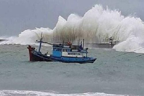 Bão Vamco đổ bộ Biển Đông, biển động dữ dội