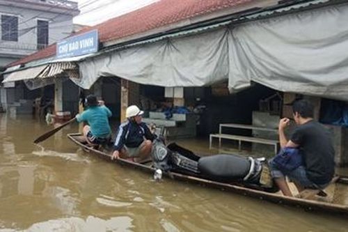 Nước lũ lại nhấn chìm nhiều tuyến phố cố đô Huế, 6.500 nhà dân bị ngập