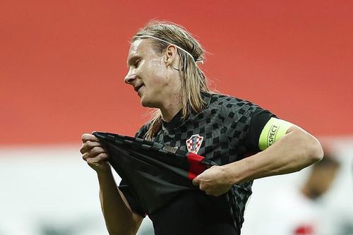 Đội trưởng tuyển Croatia đá hết 1 hiệp mới bị đưa đi cách ly COVID-19