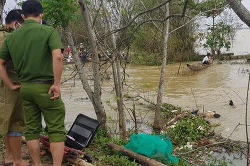 Hoảng hồn phát hiện thi thể nam thanh niên nổi trên sông