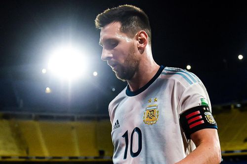 Pha phạm lỗi khiến Messi bị tước bàn thắng