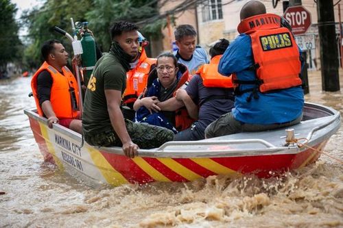 Bão Vamco mạnh dần lên khi rời Philippines