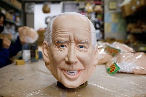 Mặt nạ ông Joe Biden đắt khách tại Nhật Bản