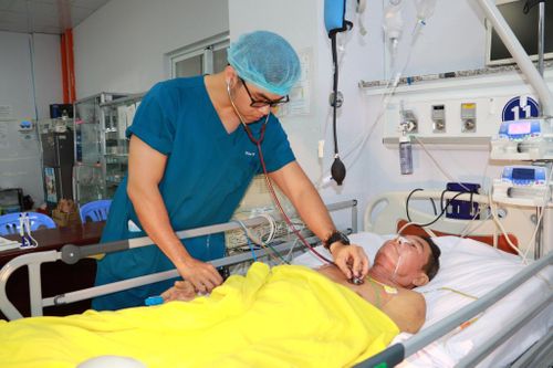 Giữ lại hai chân cho nam bệnh nhân