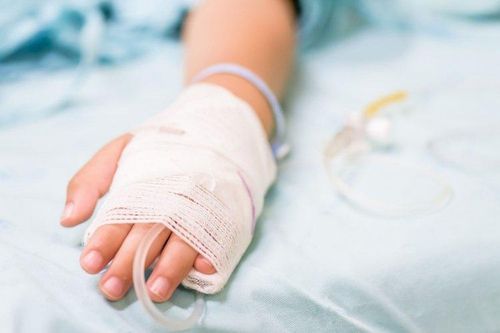 Trẻ một tuổi bị hoại tử vết bỏng sau khi đắp thuốc