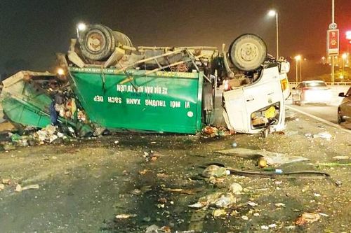 Lật xe chở rác trên cầu Nhật Tân