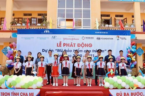 Mang đến sự bình an trên đường cho các em học sinh