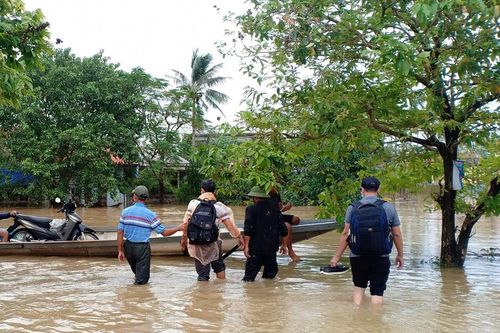 Lật xe công nông chở người qua vùng lũ, nữ sinh viên trường du lịch tử nạn thương tâm
