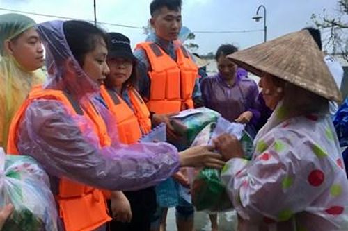 Lưu học sinh Việt Nam tại Trung Quốc trao quà tặng học sinh và nhân dân miền Trung