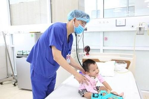 Cứu sống bé trai 3 tuổi nguy kịch do biến chứng tay chân miệng