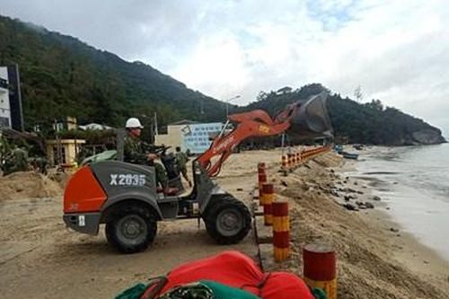 Bộ đội công binh giúp dân chống bão