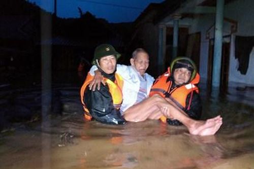 Giúp dân trong lũ dữ