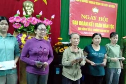 Trao quà cho người nghèo