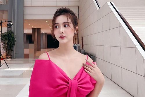 Chuộng mốt hở vai, 'gái một con' Huyền Lizzie gợi cảm hết nấc