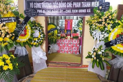 Bị thương vẫn đi cứu trợ dân vùng lũ, một chủ tịch xã bị nhiễm trùng tử vong