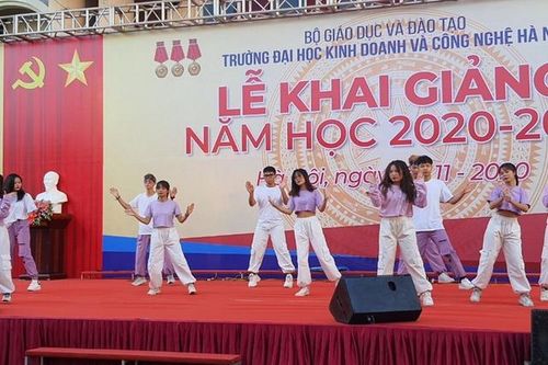Hơn 5.800 tân SV Trường ĐH Kinh doanh và Công nghệ Hà Nội bước vào năm học mới
