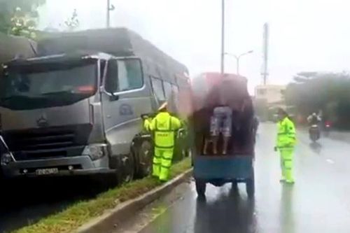 Huế: Xe công nông bị lật giữa lũ, một sinh viên tử nạn