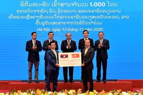Việt Nam trao tặng Lào 1.000 tấn gạo để khắc phục hậu quả thiên tai
