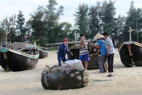 Hà Tĩnh cấm tàu thuyền ra khơi để ứng phó với bão số 13
