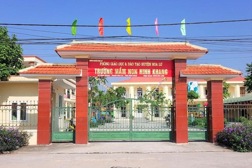 Đình chỉ 2 giáo viên mầm non bị tố bắt trẻ uống nước bồn cầu