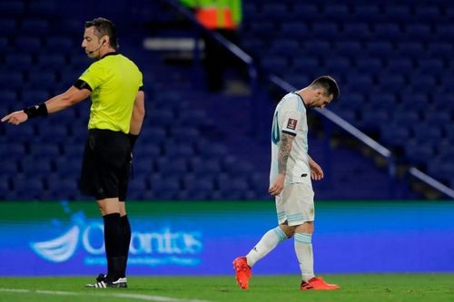 Trọng tài và VAR gây tranh cãi khi tước bàn thắng của Messi
