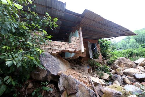 Nha Trang rà soát nơi nguy cơ sạt lở, Hà Tĩnh cấm tàu ra khơi phòng bão số 13