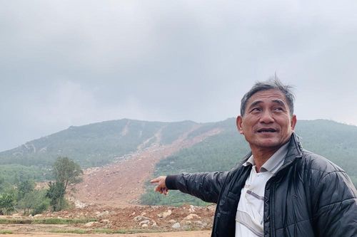 Núi lở, nhiều khối đất đá 'khổng lồ' đổ xuống ruộng