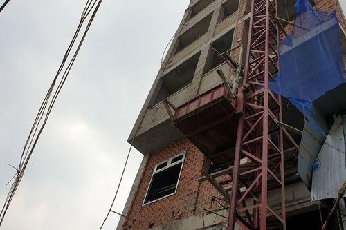 Giàn giáo công trình đổ sập, ba công nhân rơi xuống đất