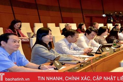 Đại biểu Quốc hội biểu quyết thông qua 4 luật và 2 nghị quyết quan trọng