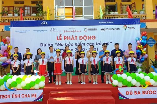 Tặng 5.700 mũ bảo hiểm đạt chuẩn cho học sinh tiểu học, giáo viên
