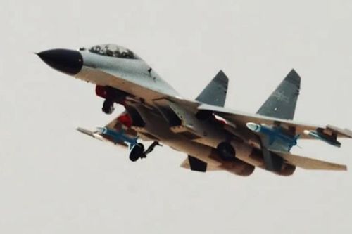 Không quân Trung Quốc lộ vũ khí nghi là tên lửa chống bức xạ