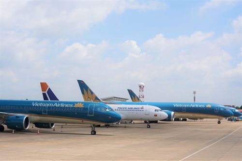 Các hãng hàng không hủy hàng loạt chuyến bay do ảnh hưởng của bão số 13
