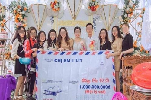 Hội bạn thân 'lầy lội' mừng đám cưới phong bì 'siêu to khổng lồ', nội dung ghi trên đó còn bất ngờ hơn