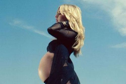 Emma Roberts khoe ảnh bụng bầu siêu cá tính