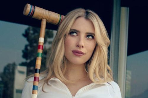 Emma Roberts khoe bụng bầu trên tạp chí Cosmopolitan.