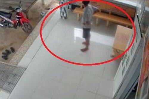 Nghe tin con gái đi học đại học trở về thăm nhà, cha thấp thỏm ngóng trông khiến nhiều người rưng rưng